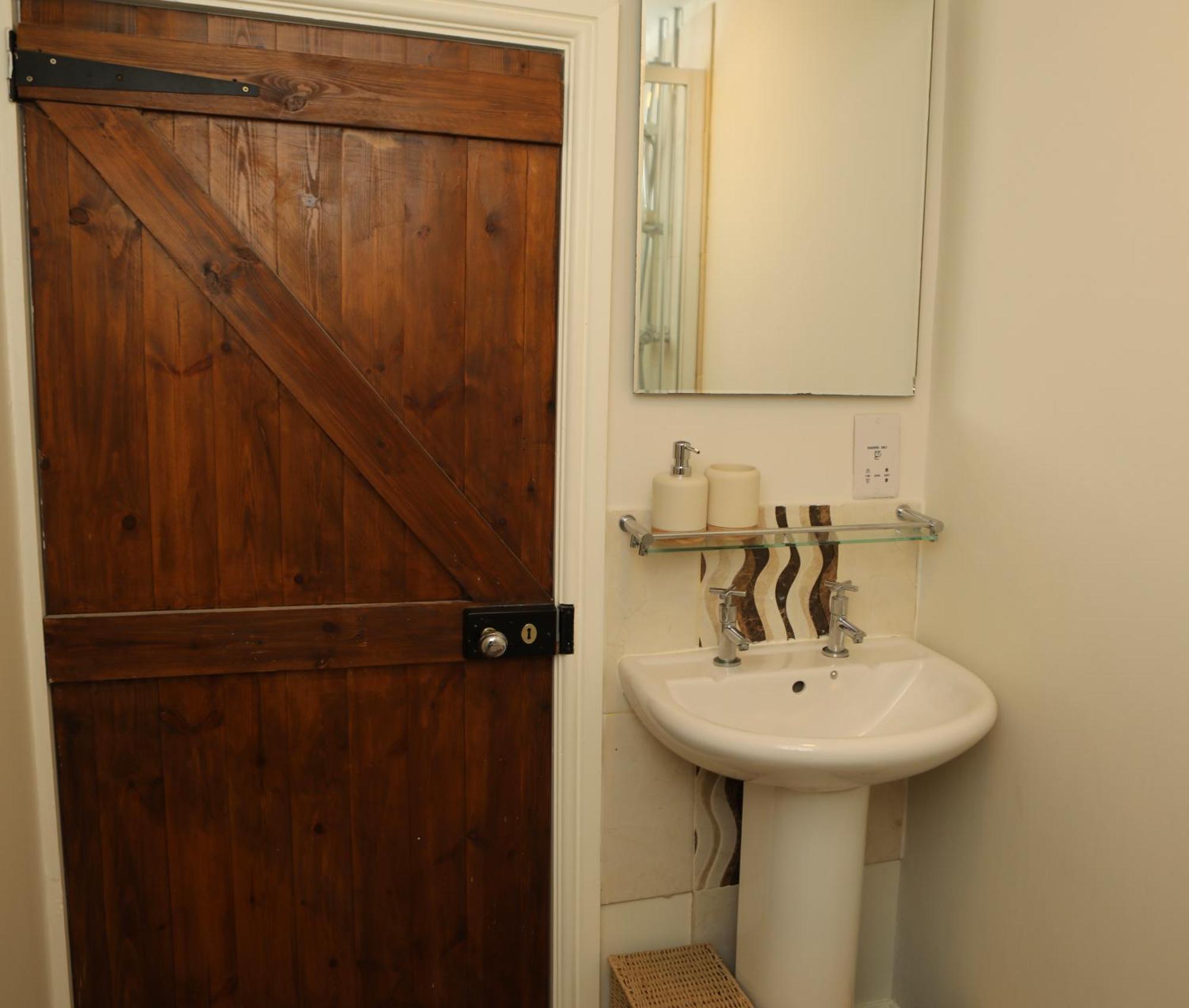The Cosy Cottage Retreat! Perfect For Contractors, Relocators, Getaway Llantrisant  Exterior photo